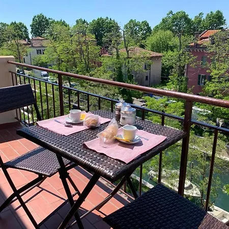 Fido With Lagoon View Apartmán